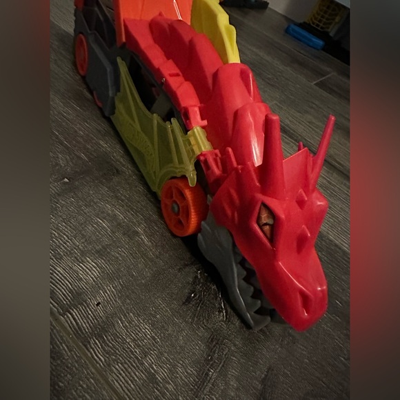 Hot Wheels Dragon Launch Transporter Vehicle - Picture 3 of 7